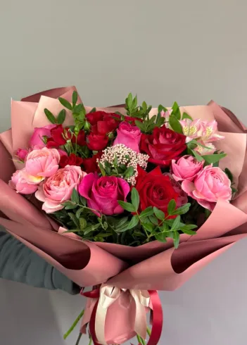 Букет с розами &laquo;Тон любви&raquo; от интернет-магазина цветов в 