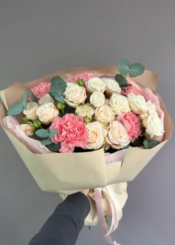 &laquo;Мэри&raquo; с кустовыми розами и гвоздиками от интернет-магазина цветов в 