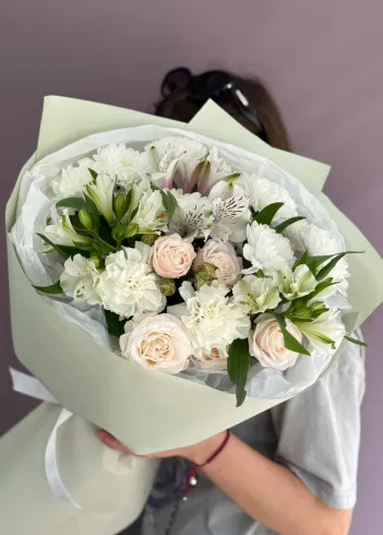 Букет с альстромериями и диантусами &laquo;Легкий флирт&raquo; от интернет-магазина цветов в 