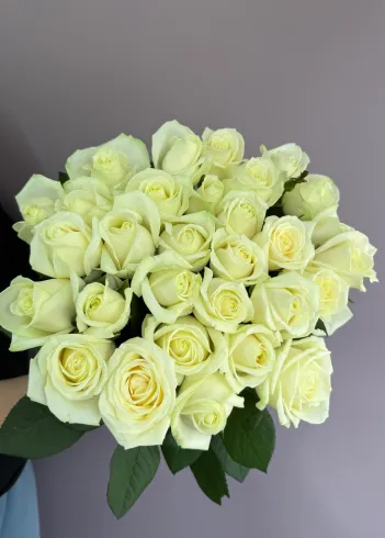 Белые розы Аваланш от интернет-магазина цветов в 