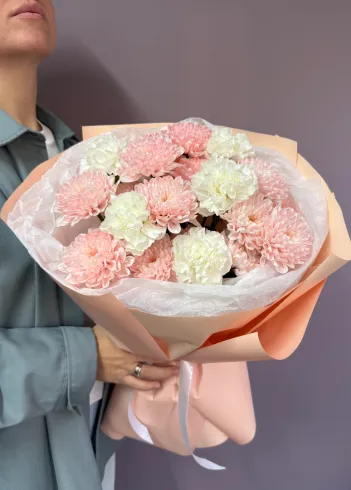 Букет с хризантемами и гвоздиками🧡🤍 от интернет-магазина цветов в 