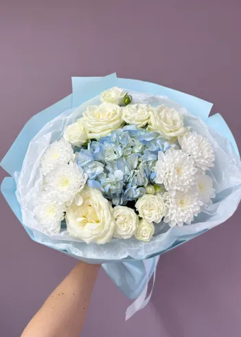 Сборный букет с гортензией, розами и хризантемами &laquo;Морской бриз&raquo; от интернет-магазина цветов в 