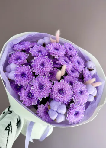 Букет из хризантем и сухоцветов &laquo;Черничный&raquo; от интернет-магазина цветов в 