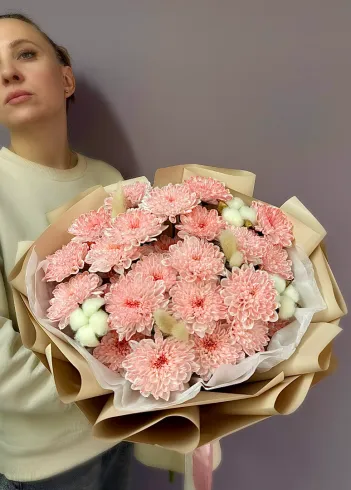 Букет из хризантем и сухоцветов &laquo;Персиковый джем&raquo; от интернет-магазина цветов в 