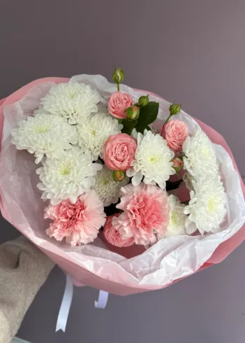 Букет с хризантемами кустовой розой и диантусами &laquo;Первый танец&raquo; от интернет-магазина цветов в 