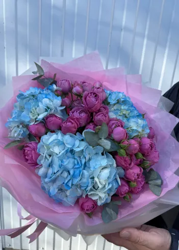 Букет из гортензий и пионовидных роз от интернет-магазина цветов в 