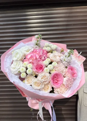 Букет с гортензией и розами &laquo;Авантюристка&raquo; от интернет-магазина цветов в 