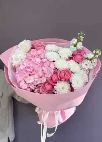 Букет с гортензией и пионовидными розами &laquo;Очарование&raquo; от интернет-магазина цветов в 