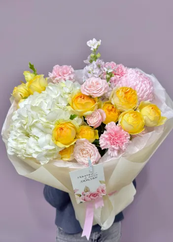 Букет с гортензией и розами &laquo;Мамина улыбка&raquo; от интернет-магазина цветов в 