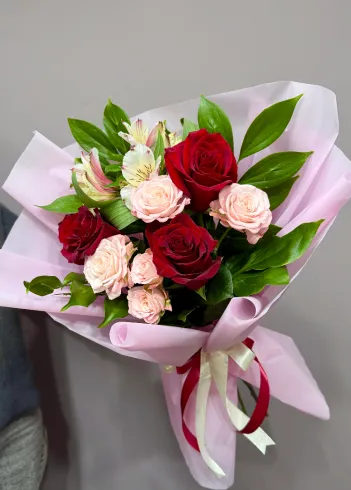 Сборный букет &laquo;Красный бархат&raquo; от интернет-магазина цветов в 