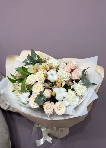 Букет с кустовыми розами и диантусами &laquo;Пралине&raquo; от интернет-магазина цветов в 