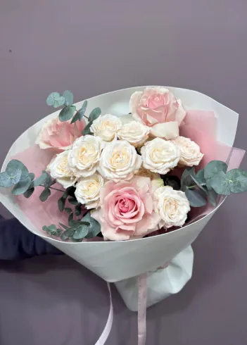 Розы с эвкалиптом &laquo;Флирт&raquo; от интернет-магазина цветов в 