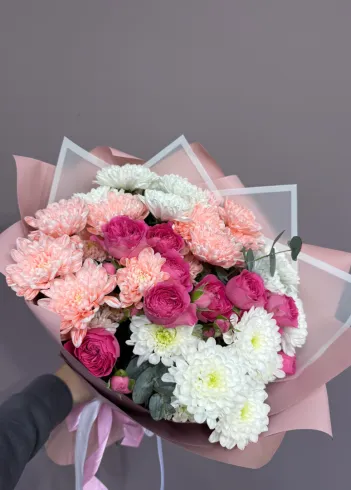 Букет из хризантем и кустовых роз &laquo;Виена пинк&raquo; от интернет-магазина цветов в 