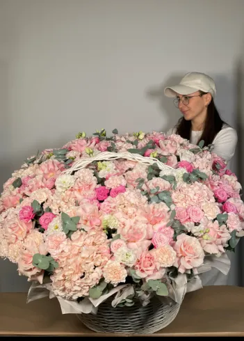 Композиция в корзине XXL &ldquo;Французский шик&raquo; от интернет-магазина цветов в 