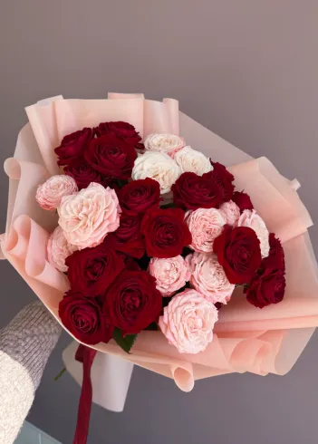 Букет кустовых роз &laquo;Вернисаж&raquo; от интернет-магазина цветов в 