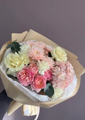 Букет с гортензией и французскими розами &laquo;Розовый мёд&raquo; от интернет-магазина цветов в 