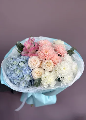 Голубой букет с гортензией и хризантемами &laquo;Вдохновение&raquo; от интернет-магазина цветов в 