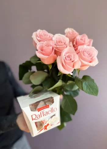 Набор розовых роз с конфетами Raffaello от интернет-магазина цветов в 