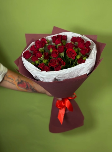 Букет из 7 кустовых роз от интернет-магазина цветов в 