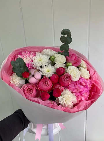 Сборный букет с гортензией, пионовидной кустовой розой, диантусами от интернет-магазина цветов в 