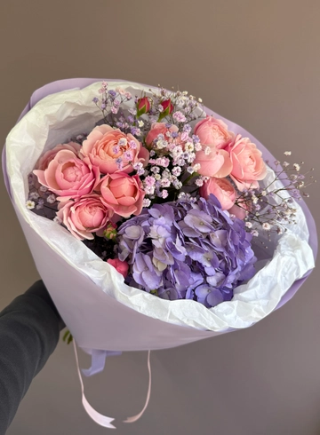 Букет с гортензией и пионовидными розами &laquo;Самой нежной&raquo; от интернет-магазина цветов в 