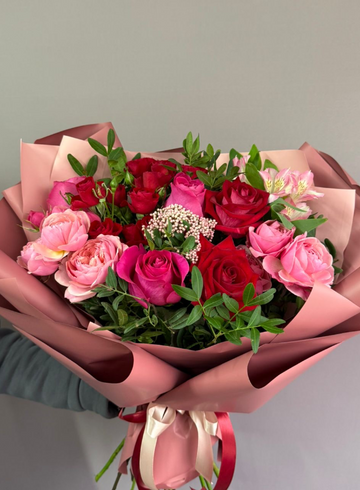 Букет с розами &laquo;Тон любви&raquo; от интернет-магазина цветов в 