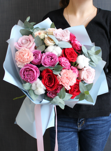 Сборный букет с розами и хлопком «Пышный бал» от интернет-магазина цветов в 