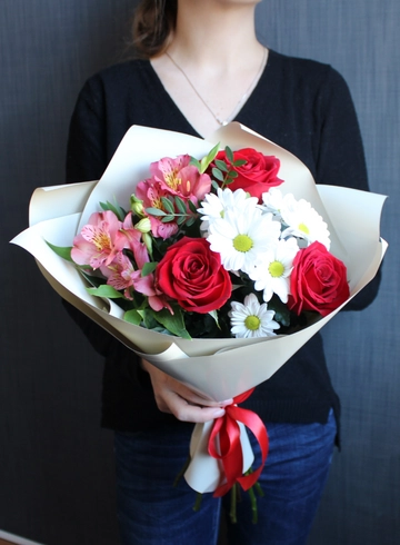 Искра с розами и хризантемами от интернет-магазина цветов в 