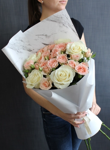 Пломбир с белыми розами и нежными кустовыми розами от интернет-магазина цветов в 