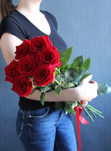 7 красных роз Комплимент от интернет-магазина цветов в 