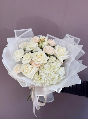 Букет с гортензией и французскими розами «Белль» от интернет-магазина цветов в 