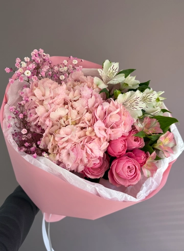 Букет с гортензией и пионовидной розой «Жизель» от интернет-магазина цветов в 