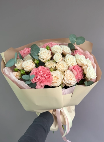 &laquo;Мэри&raquo; с кустовыми розами и гвоздиками от интернет-магазина цветов в 