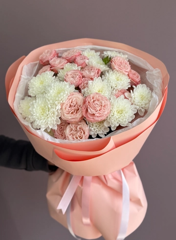 Букет с кустовыми розами и хризантемами &laquo;Vanilla rose&raquo; от интернет-магазина цветов в 