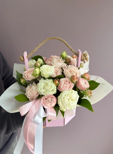 Композиция из кустовых роз «Клубника со сливками» от интернет-магазина цветов в 