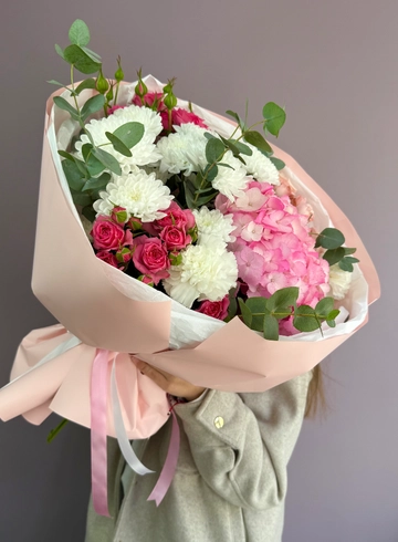 Пышный букет с гортензией от интернет-магазина цветов в 