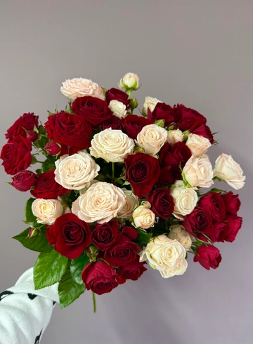 Кустовые розы микс от интернет-магазина цветов в 