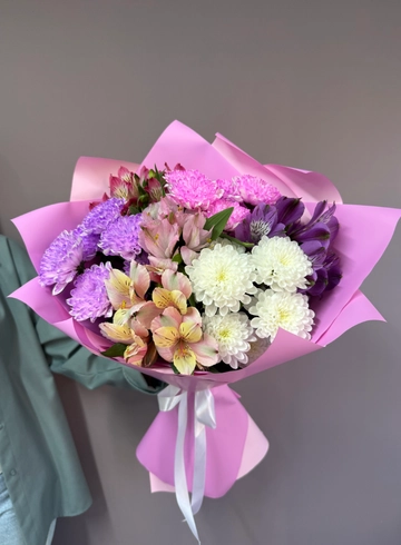 Букет с альстромериями и хризантемами &laquo;Розовая дымка&raquo; от интернет-магазина цветов в 
