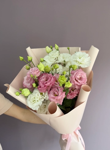 Микс белой и розовой эустомы от интернет-магазина цветов в 