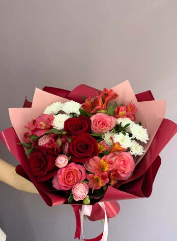 Яркий сборный букет «Алые паруса» от интернет-магазина цветов в 