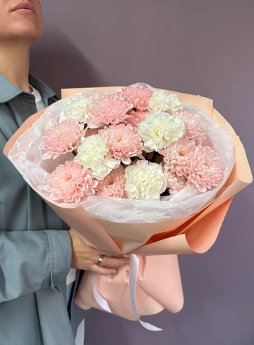 Букет с хризантемами и гвоздиками🧡🤍 от интернет-магазина цветов в 