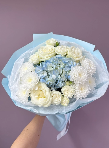 Сборный букет с гортензией, розами и хризантемами «Морской бриз» от интернет-магазина цветов в 