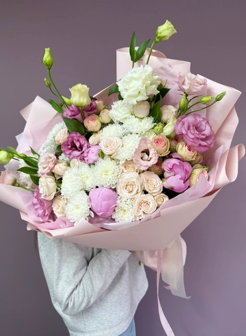 Пышный букет с пионами и эустомой «Афродита» от интернет-магазина цветов в 