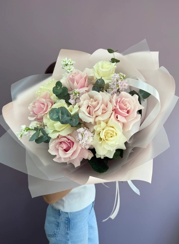 Нежный букет с французскими розами, маттиолой и эвкалиптом от интернет-магазина цветов в 