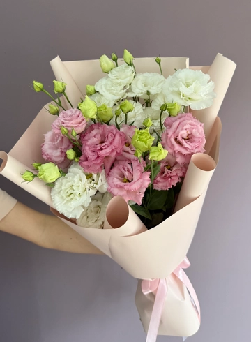 Белая и розовая эустома в оформлении от интернет-магазина цветов в 