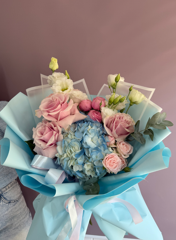 Букет с гортензией, пионовидной розой и эустомой «Летний берег» от интернет-магазина цветов в 