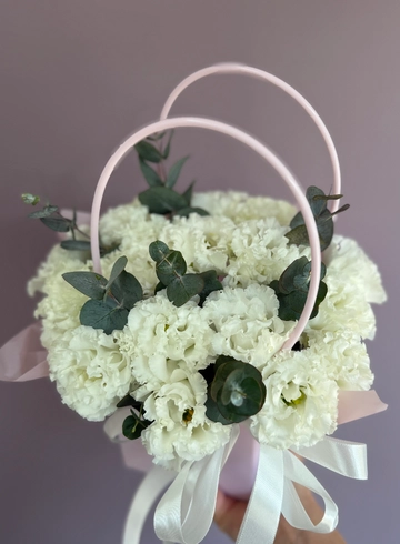 Композиция с эустомой и эвкалиптом от интернет-магазина цветов в 