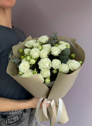 Букет белые кустовые розы с эвкалиптом «Леди»   от интернет-магазина цветов в 