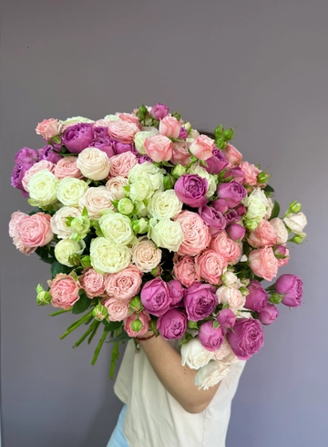 Букет из кустовых пионовидных роз «Калейдоскоп красок» от интернет-магазина цветов в 