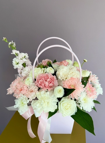 Композиция в сумочке с хризантемами и диантусами от интернет-магазина цветов в 